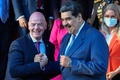 ベネズエラのニコラス・マドゥロ大統領（右）と握手をする国際サッカー連盟（FIFA）のジャンニ・インファンティーノ会長（2021年10月15日撮影）。(c)Federico PARRA / AFP