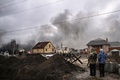 ウクライナの首都キエフ近郊のイルピンから立ち上る煙（2022年3月4日撮影）。(c)Aris Messinis / AFP