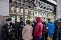 ロシア国営銀行ズベルバンクのチェコ・プラハ支店で、預金引き出しと口座解約のため並ぶ人（2022年2月25日撮影）。(c)Michal Cizek / AFP