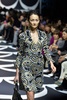 都内で発表された「ダイアン フォン ファステンバーグ（Diane von Furstenberg）」の14/15年秋冬コレクションのランウェイに登場したモデルの冨永愛（Ai Tomigana,2014年3月19日撮影）。(c)AFP／Yoshikazu TSUNO