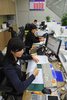韓国・ソウル（Seoul）の韓国中小企業銀行（Industrial Bank of Korea、IBK）で勤務中の行員たち（2013年2月15日撮影）。(c)AFP/KIM JAE-HWAN