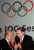 第120回IOC総会で言葉を交わすIOCのジャック・ロゲ会長（右）とFIFAのジョセフ・ゼップ・ブラッター会長。（2008年8月7日撮影）(c)AFP/MARK RALSTON