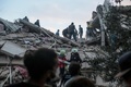 トルコのイズミルで、地震により倒壊した建物で行方不明者の捜索を行う人々（2020年10月30日撮影）。(c)MERT CAKIR / AFP