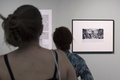 フランス南部アルルで行われた写真芸術祭で、ロバート・フランク氏の作品を鑑賞する人々（2018年7月3日撮影）。(c)BERTRAND LANGLOIS and Bryan Thomas / various sources / AFP