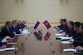 北朝鮮・平壌の万寿台議事堂で会談する、ロシアのセルゲイ・ラブロフ外相（左）と北朝鮮の李容浩（リ・ヨンホ）外相（右から3番目、2018年5月31日撮影）。(c)AFP PHOTO / KIM Won-Jin