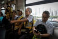 香港・東涌のデモに参加するため、電車で移動する85歳の「ウォンおじいさん」（中央、2019年9月7日撮影）。(c)VIVEK PRAKASH / AFP

