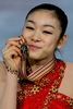 フィギュアスケート四大陸選手権2009（%%ISU Four Continents Figure Skating Championships 2009%%）女子シングルで初優勝を果たし、メダルを手にポーズをとる韓国の金妍児（%%Yu-Na Kim%%、キム・ヨナ）。（2009年2月6日撮影）(c)AFP/Getty Images/Matthew Stockman