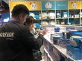 会場に並んだドラえもんの公式ライセンス商品を次々と手に取る来場者（2019年3月15日撮影）。(c)Xinhua News