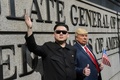 中国・香港の米国領事館前で、北朝鮮の金正恩朝鮮労働党委員長と米国のドナルド・トランプ大統領に扮（ふん）したハワードさん（左）とデニスさん（2017年1月25日撮影）。(c)AFP/Anthony WALLACE