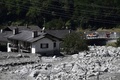 スイス・ボンド村を襲った土砂崩れ（2017年8月24日撮影）。(c)AFP/MIGUEL MEDINA