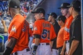 17MLB、ピッツバーグ・パイレーツ対マイアミ・マーリンズ。ダッグアウトでチームメートに祝福されるマイアミ・マーリンズのイチロー（2017年4月30日撮影）。(c)AFP/Getty Images/Mark Brown