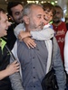 スペイン・バルセロナの駅に到着した、シリア難民のオサマ・アブドル・モフセンさん（右）と息子のザイド君（2015年9月16日撮影）。AFP/JOSEP LAGO