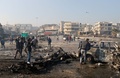 シリア北部アレッポ（Aleppo）の反体制派が掌握する地区で、空爆による被害状況を確かめる住民（2013年12月15日撮影）。(c)AFP/MOHAMMED AL-KHATIEB