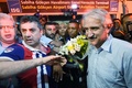 イスタンブールに到着し、空港でフェネルバフチェのファンに出迎えられるナニ（2015年7月5日撮影）。(c)AFP/OZAN KOSE