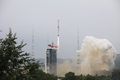 山西省太原衛星発射センターから打ち上げられた、高解像度立体観測衛星「資源３号０３」など衛星３基を搭載した運搬ロケット「長征４号Ｂ」（2020年7月25日撮影）。(c)Xinhua News