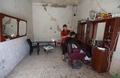 シリアの反体制派の拠点イドリブ県近郊にあるハマ県北部の町で、散髪をする男性（2018年9月18日撮影）。(c)OMAR HAJ KADOUR / AFP