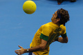 男子テニスのロジャー・フェデラー（Roger Federer、スイス）とトミー・ハース（Tommy Haas、ドイツ）が9日、ブラジル・サンパウロ（Sao Paulo）州のイビラプエラ体育館（Ibirapuera Gymnasium）でエキシビションマッチを行った。

両選手はサッカーブラジル代表のユニフォームを着用してプレーを披露した。

大きなテニスボールを胸でトラップするロジャー・フェデラー（2012年12月9日撮影）。(c)AFP/Yasuyoshi CHIBA