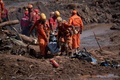 ブラジル南東部ブルマジニョ近郊の鉱山で起きたダム決壊事故の犠牲者の遺体を収容する消防隊（2019年1月28日撮影）。(c)Mauro PIMENTEL / AFP
