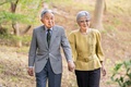 89歳の誕生日を前に、東京都港区の赤坂御用地で上皇さまと写真撮影に臨まれる上皇后美智子さま。宮内庁提供（2023年10月6日撮影、20日提供）。(c)AFP PHOTO / IMPERIAL HOUSEHOLD AGENCY