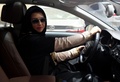 サウジアラビア南部ジッダで、運転免許証の交付を受け、車に試乗する女性（2018年6月23日撮影）。(c)AFP PHOTO / FAYEZ NURELDINE