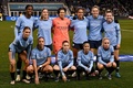 女子サッカー欧州チャンピオンズリーグ、グループD、マンチェスター・シティ対FCバルセロナ。試合前の写真撮影に臨むマンチェスター・シティの選手（2024年10月9日撮影）。(c)Paul ELLIS / AFP