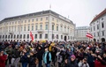 オーストリア・ウィーンで新型コロナウイルスワクチンに反対するデモに参加する人々（2021年11月14日撮影）。(c)GEORG HOCHMUTH / APA / AFP