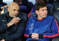 サッカー欧州チャンピオンズリーグ（UEFA Champions League 2012-13）は1日、準決勝第2戦が行われ、バイエルン・ミュンヘン（Bayern Munich）が3-0でFCバルセロナ（FC Barcelona）に勝利し、2試合合計スコア7-0で4年間で3度目となる決勝に進出した。

ベンチで試合開始を待つFCバルセロナのリオネル・メッシ（Lionel Messi、2013年5月1日撮影）。(c)AFP/LLUIS GENE