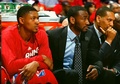14-15NBAプレーオフ・イースタンカンファレンス準決勝（7回戦制）、アトランタ・ホークス対ワシントン・ウィザーズ。ベンチで戦況を見守るワシントン・ウィザーズのブラッドリー・ビールとジョン・ウォール（2015年5月5日撮影）。(c)AFP/Getty Images/Kevin C. Cox