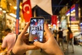 トルコ・イスタンブールのグランドバザールで「ポケモンGO」に興じる人。アナトリア通信提供（2016年7月14日撮影）。(c)Anadolu Agency/Muhammed Enes Yildirim
