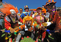 エルサルバドルの首都サンサルバドル（San Salvador）で開幕したピエロの総会「the III National Clown Convention」のオープニングパレードに参加するピエロたち（2008年6月26日撮影）。(c)AFP/Jose Cabezas