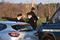 仏リュロンの空き倉庫で開かれたレイブパーティー会場までの道路を封鎖する憲兵隊（2021年1月1日撮影）。(c)JEAN-FRANCOIS MONIER / AFP