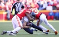 19NFL、AFC決勝、カンザスシティ・チーフス対テネシー・タイタンズ。テネシー・タイタンズのアダム・ハンフリーズ（中央）にタックルするカンザスシティ・チーフスのアンソニー・ヒッチェンス（左）とタイラン・マシュー（2020年1月19日撮影）。(c)Tom Pennington/Getty Images/AFP