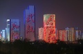 武漢のビルの壁にともった「武漢がんばれ」の光の文字（2020年1月29日撮影）。(c)CNS/張暢