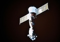 モニターに映し出された、前澤友作氏らを乗せ、国際宇宙ステーション（ISS）から分離されたロシアの宇宙船「ソユーズ」（2021年12月20日撮影）。(c)Alexander NEMENOV / AFP