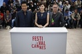 南仏カンヌ（Cannes）で開催中の第66回カンヌ国際映画祭（Cannes Film Festival）で20日、コンペティション部門に出品されている三池崇史（Takashi Miike）監督作『藁の楯』の公式上映が行われ、監督とともに主演の大沢たかお（Takao Osawa）、共演者の松嶋菜々子（Nanako Matsushima）がレッドカーペットを歩いた。この日は、公式上映に先立ち、記者会見とフォトコールも行われた。

写真は、フォトコールに登場した（左から）大沢、松嶋、三池監督（2013年5月20日撮影）。(c)AFP/LOIC VENANCE