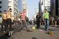 ブラジルのサンパウロ（Sao Paulo）で行われたサッカーW杯に抗議するデモの中でサッカーをする若者たち（2014年6月23日撮影）。(c)AFP/Miguel SCHINCARIOL
