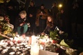連続襲撃事件の現場となった仏パリのレストラン付近で、追悼のためにろうそくに火をともす人々（2015年11月14日撮影）。(c)AFP/LIONEL BONAVENTUR E
