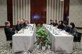 ルッテ氏と会談する王毅氏（2025年2月14日撮影）。(c)Xinhua News