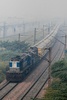 インド・ニューデリー近郊のガジアバードで、濃いスモッグの中を走る列車（2021年11月12日撮影）。(c)Prakash SINGH / AFP