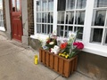 カナダ・ケベックシティーで起きた刺殺事件で亡くなった女性の自宅前に供えられた花やキャンドル（2020年11月1日撮影）。(c)Anne-Sophie THILL / AFP