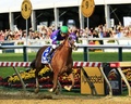 米国競馬のG1レース、第139回プリークネス・ステークス（139th Preakness Stakes、3歳、ダート約1900メートル）。カリフォルニアクローム（California Chrome）を駆るビクター・エスピノーザ（Victor Espinoza）騎手（2014年5月17日撮影）。(c)AFP/Getty Images/Patrick Smith