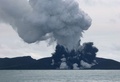 トンガの首都ヌクアロファ（Nuku&apos;alofa）の約65キロ北西で、火山から上る煙（2015年1月15日撮影）。(c)AFP/New Zealand&apos;s Ministry of Foreign Affairs and Trade (MFAT)