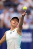 全米オープンテニス、女子シングルス決勝。サーブトスを上げるイガ・シフィオンテク（2022年9月10日撮影）。(c)Matthew Stockman/Getty Images/ AFP