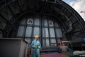 福島第一原子力発電所の3号機原子炉建屋の最上階でガイガーカウンターを手にして立つ東京電力の従業員（2018年1月31日撮影）。(c)AFP PHOTO / Behrouz MEHRI