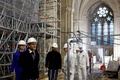 仏パリのノートルダム大聖堂の再建工事現場を視察したエマニュエル・マクロン大統領（手前、2023年12月8日撮影）。(c)SARAH MEYSSONNIER / POOL / AFP