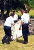 フランス海外県レユニオン島のサンタンドレで、海岸に打ち上げられていた飛行機の残骸を調べる警察官ら（2015年7月29日撮影）。(c)AFP/YANNICK PITON