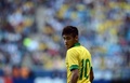 サッカー国際親善試合は9日、各地で行われ、ブラジルは3-0でフランスに勝利した。

試合に臨むブラジルのネイマール（Neymar da Silva Santos Junior、2013年6月9日撮影）。(c)AFP/FRANCK FIFE