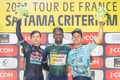 自転車ロードレース、ツール・ド・フランスさいたまクリテリウム。表彰式に臨む（左から）2位に入ったレッドブル・ボーラ・ハンスグローエのプリモシュ・ログリッチ、優勝したアンテルマルシェ・ワンティのビニアム・ギルマイ、3位に入ったアスタナ・カザフスタン・チームのマーク・カヴェンディッシュ（2024年11月2日撮影）。(c)Yuichi YAMAZAKI / AFP
