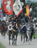 福島県の伝統祭り「相馬野馬追」は29日に2日目を迎え、東日本大震災の影響で前年は見送られていた主行事の甲冑（かっちゅう）競馬と神旗争奪戦が南相馬市で行われた。1000年にわたり続く祭りにはこの日、数万人が訪れ、約400騎が繰り広げる勇壮な伝統行事を楽しんだ。

写真は行進する騎馬武者たち（2012年7月29日撮影）。(c)AFP/Toru YAMANAKA