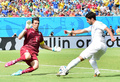 サッカーW杯ブラジル大会（2014 World Cup）グループD、イタリア対ウルグアイ。ウルグアイのルイス・スアレス（Luis Suarez）の得点機を阻むイタリアのジャンルイジ・ブッフォン（Gianluigi Buffon、2014年6月24日撮影）。(c)AFP/GIUSEPPE CACACE